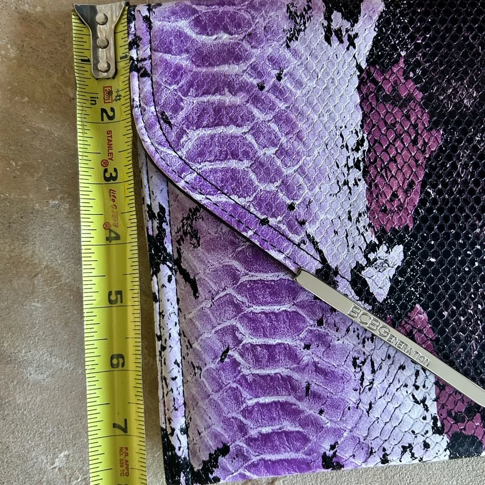 BCBGeneration Raspberry Purple Snakeskin Envelope‎ Clutch Bag BFZ1410N-600 NEW